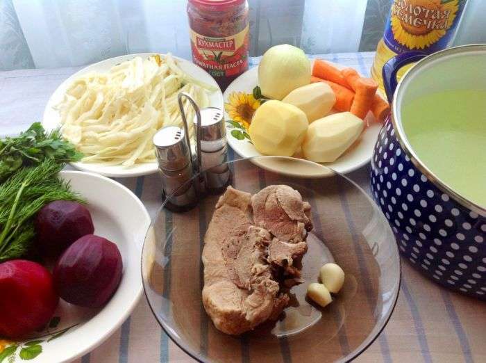 Как и из чего варить свекольный борщ?