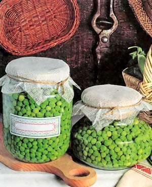 банки с консервированным горошком