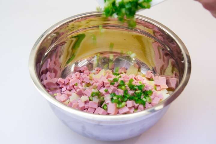 свежий зеленый лук мелко шинкуем
