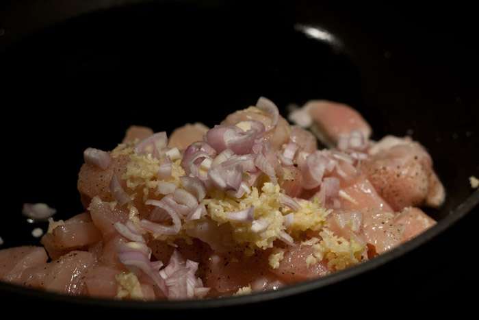 первый этап приготовления пиццы с курицей