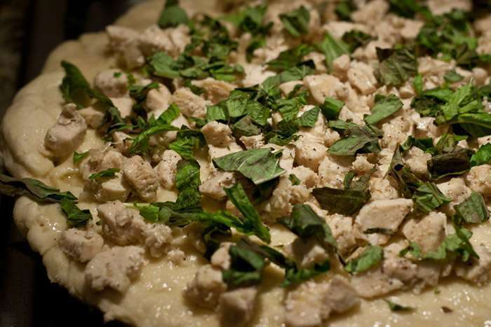 третий этап приготовления пиццы с курицей