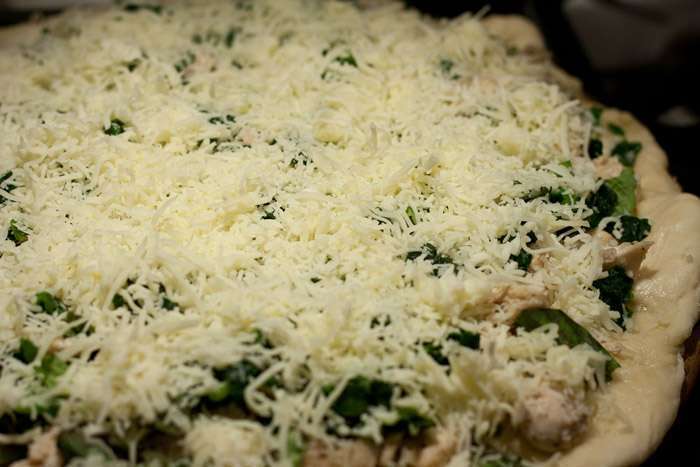 пятый этап приготовления пиццы с курицей