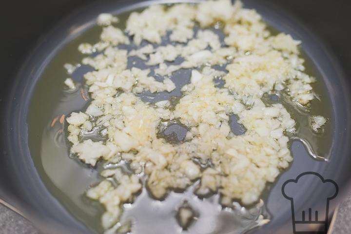 лук и чеснок в оливковом масле жарим