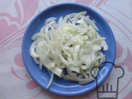 лук нарезать полукольцами