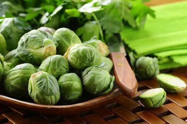 брюссельская капуста в тарелке на кухонном столе