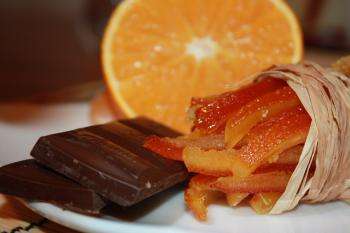 цукаты из апельсиновых корок, половина апельсина, кусочки шоколада
