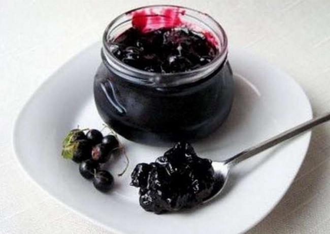 варенье из ирги в маленькой баночке