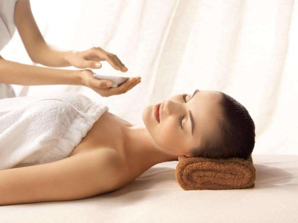 девушка на массажном столе