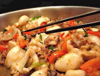 кальмары тушеные с морепродуктами и овощами