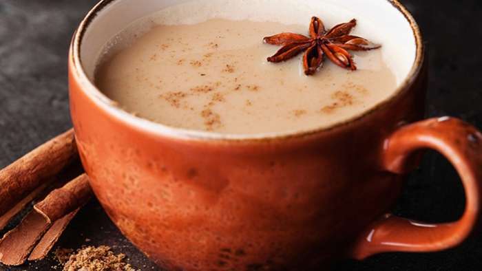 кофе с молоком и бадьяном, а также палочками корицы