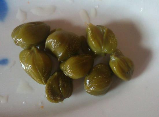 маринованные каперсы на тарелке