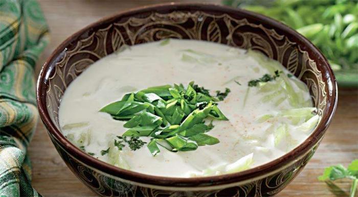 катык со свежим огурцом и зеленым луком