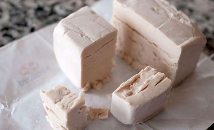 нарезанные на кусочки прессованные дрожжи