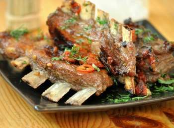 бараньи ребра, запеченные в фольге с овощами ребра в фольге