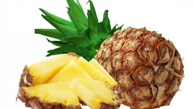 целый ананас и нарезанный дольками
