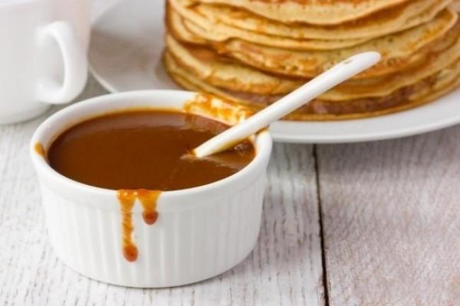 карамельный сироп и блины