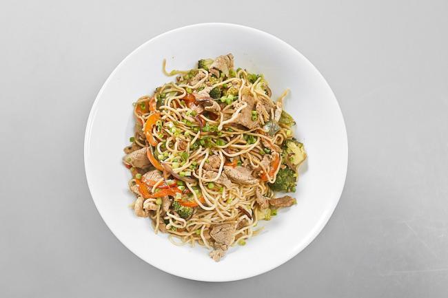 готовая лапша рамен с курицей и овощами