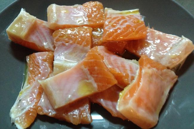 нарезанные кусочками брюшки семги