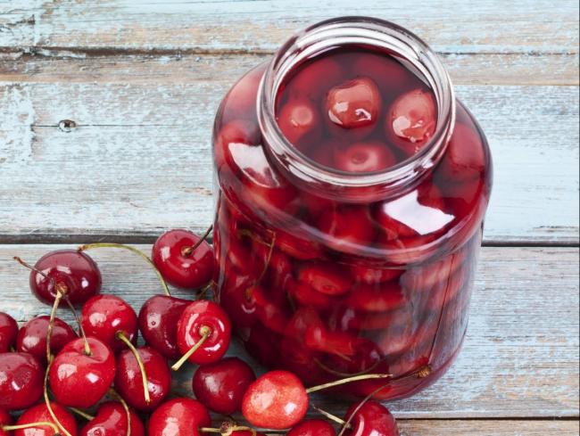 открытая башня с красной черешней