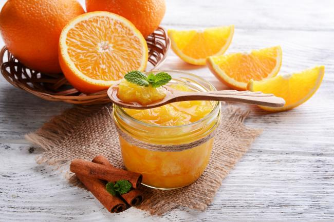 апельсиновый джем в баночке и палочки корицы