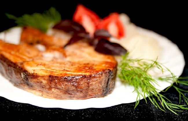 обжаренный кусочек белуги с овощами