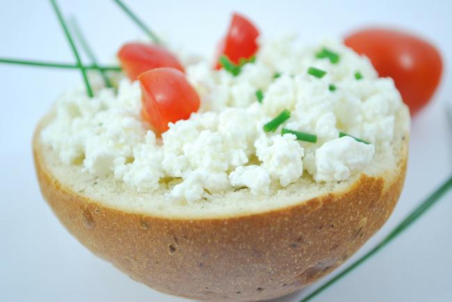 измельченная брынза на кусочке булки