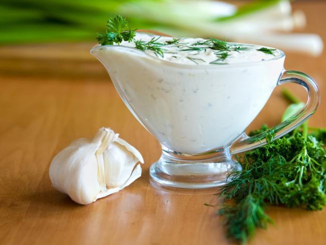 небольшая соусница с чесночным соусом