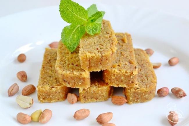кусочки халвы и арахис