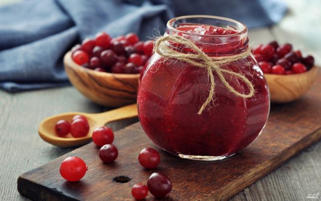 красные ягоды и баночка с джемом