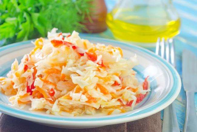 блюдо с маринованной капустой