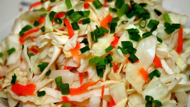 маринованная капуста с зеленым луком и морковью