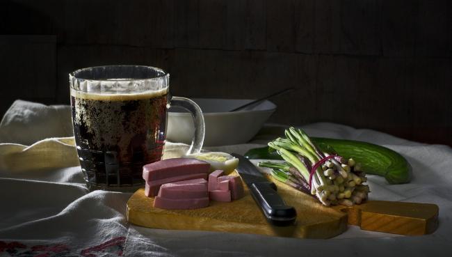 нарезанное кусочками мясо и квас