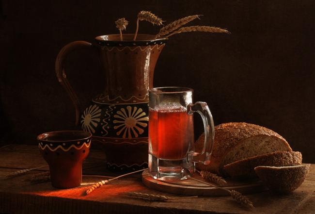 ржаной хлеб и бокал кваса