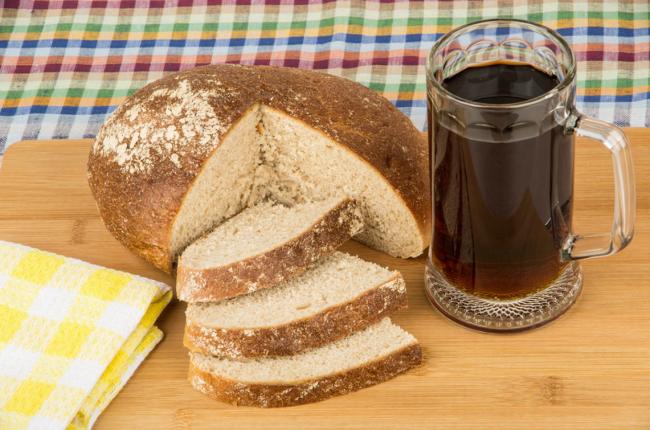 нарезанный кусочками хлеб и квас