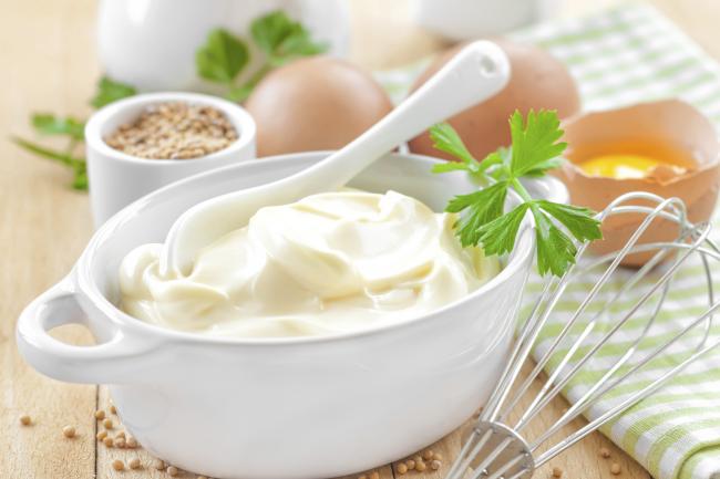 миска с майонезом провансаль