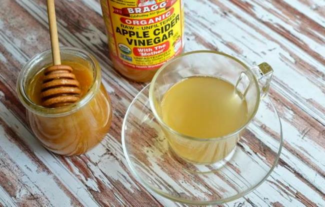 стакан и бутылка с уксусом