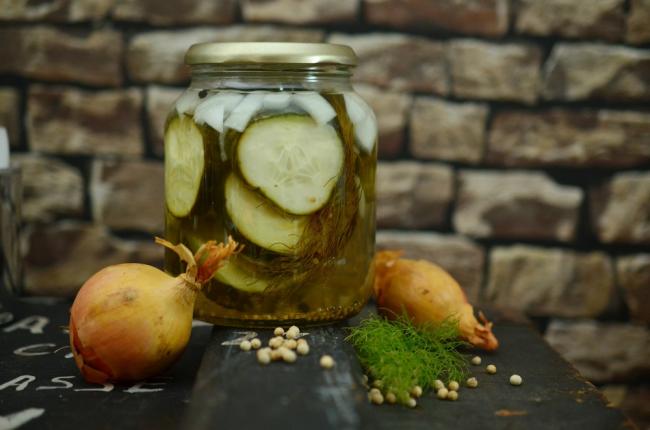 банка с огурцами и рассолом