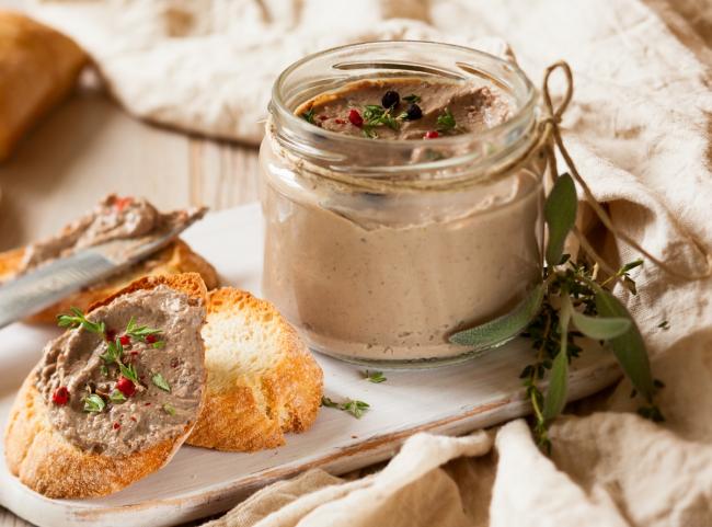 паштет в банке и бутерброды