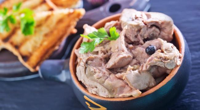 печень трески в глубокой миске