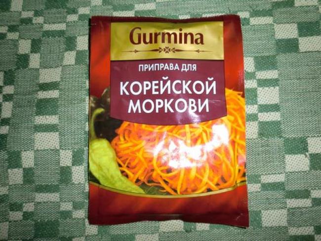 закрытая упаковка с приправой для моркови