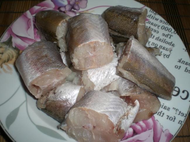 свежая рыба хек кусочками