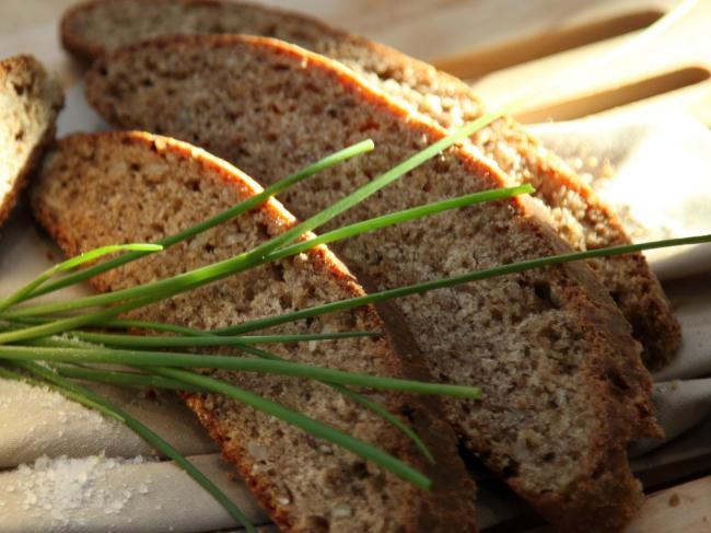 кусочки ржаного хлеба с зеленью
