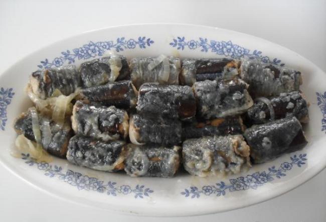 кусочки консервированной сайры на блюде