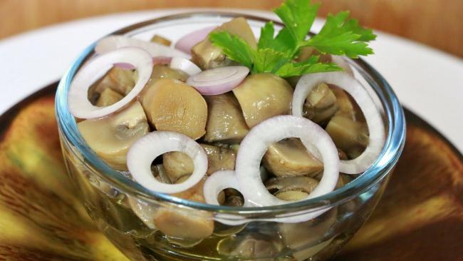 шампиньоны консервированные кусочками в пиале