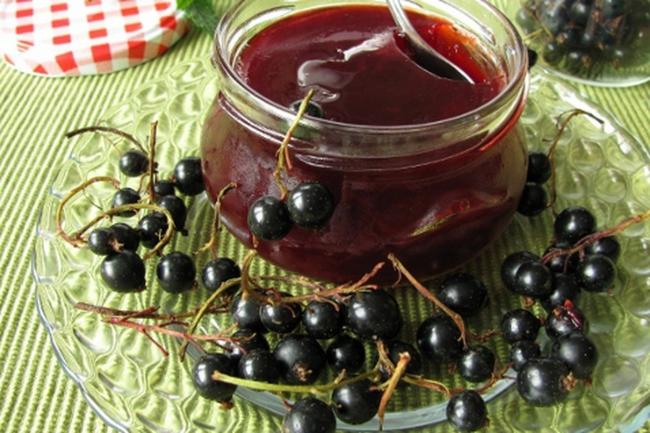 спелая смородина и варенье в баночке