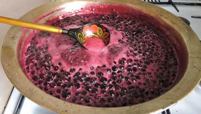 процесс варки варенья из смородины