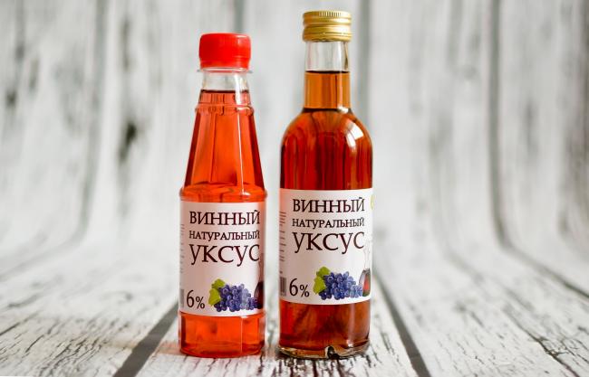две бутылочки с винным уксусом