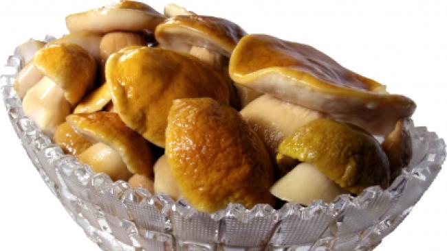 целые белые маринованные грибы