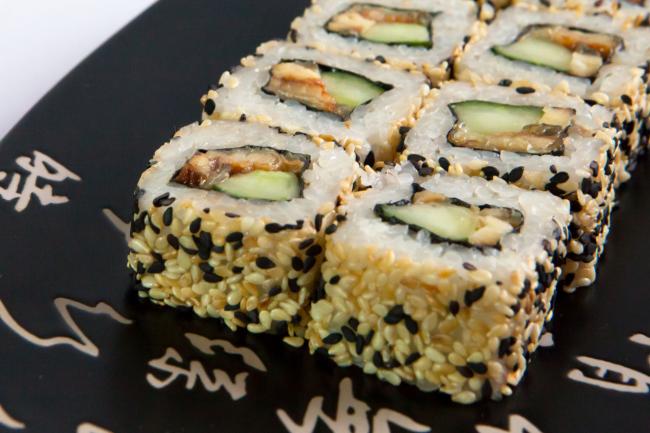 ролы с черным кунжутом