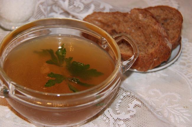 говяжий бульон и кусочек хлеба